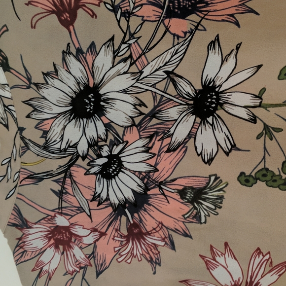 Floral blouse ruffle sleeves never worn - Picture 2 of 5